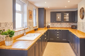 House | Private kitchen | Fridge, microwave, oven, stovetop