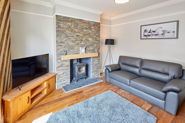 House | Living area | 32-inch flat-screen TV with digital channels, TV