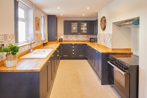 House | Private kitchen | Fridge, microwave, oven, stovetop - 52 Romanby Road (Northallerton)