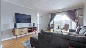 Smart TV - CHARMING THREE BEDROOM FLAT (brampton)