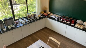 Café da manhã com buffet grátis todos os dias