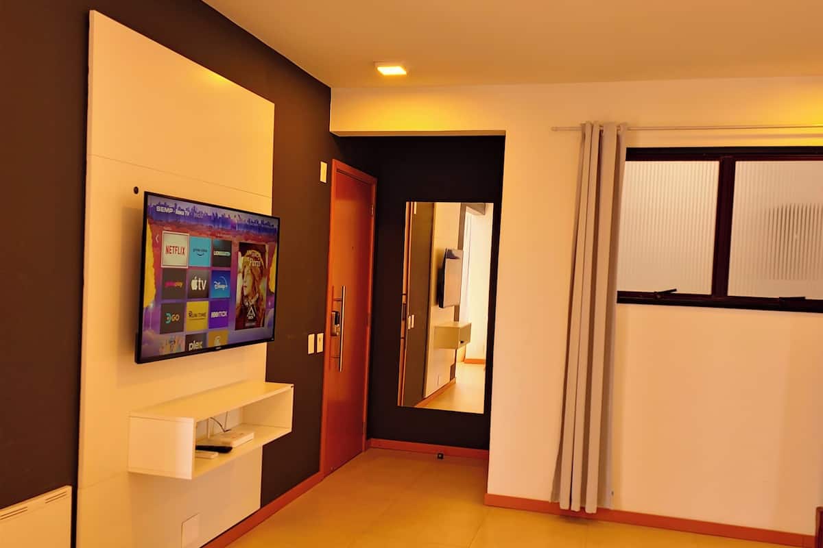 Cobertura, 2 quartos, terraço | Área de estar | Smart TV 32 polegadas com canais digitais, TV