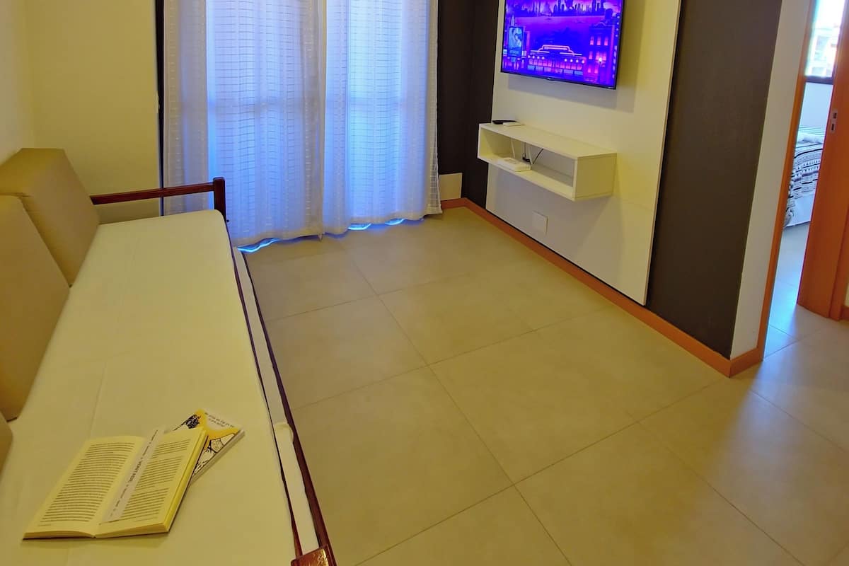 Apartamento, 1 quarto, sacada | Área de estar | Smart TV 32 polegadas com canais digitais, TV