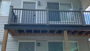 Un immeuble de deux étages doté d’un balcon au dernier étage.