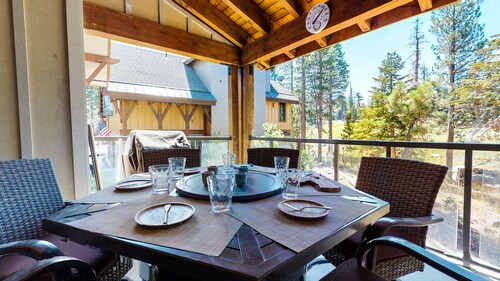 Mountain Luxury Retreat in the heart of Mammoth Lakes- Ski, Golf, and more!