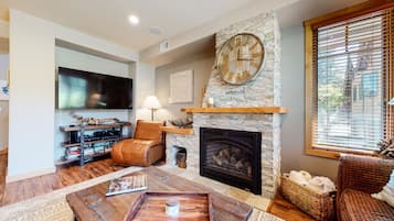 Smart TV, chimenea, videojuegos y reproductor de DVD