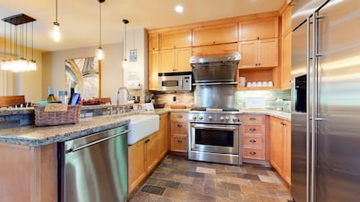 Mountain Luxury Retreat in the heart of Mammoth Lakes- Ski, Golf, and more!