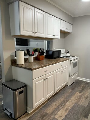 Frigorifero, microonde, forno, piano cottura