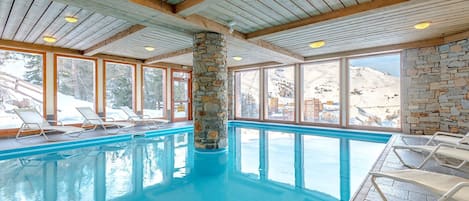 Una piscina techada, una piscina climatizada