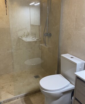 Baignoire, sèche-cheveux, serviettes fournies, savon