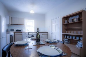 Dining - Dragons Den - 2 Bedroom Apartment - Tenby (Tenby)