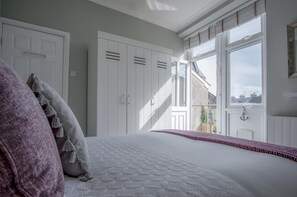 2 bedrooms, iron/ironing board, WiFi