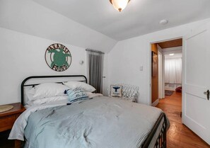 4 bedrooms, iron/ironing board, WiFi, bed sheets