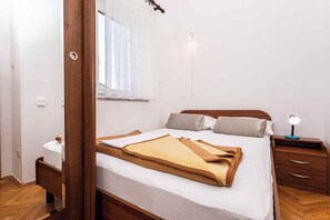 2 bedrooms, WiFi - Holiday apartment with mountain view (Baška)