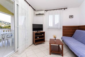 TV - Holiday apartment with mountain view (Baška)