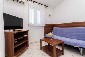 TV - Holiday apartment with mountain view (Baška)