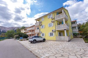 Exterior - Holiday apartment with mountain view (Baška)