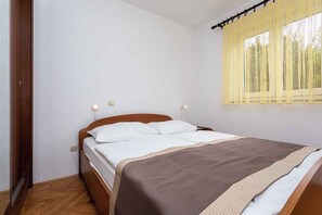 2 عدّة غرف نوم وسرير سفر وخدمة الإنترنت