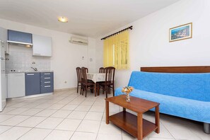 TV - Holiday apartment close to the centre and directly by the sea (Baška)