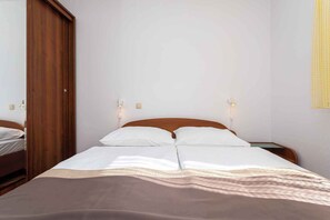 1 bedroom, WiFi - Holiday apartment close to the centre and directly by the sea (Baška)