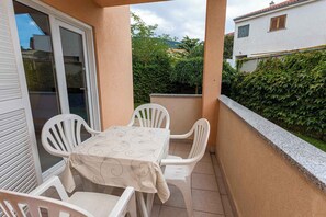 تناول الطعام بالخارج