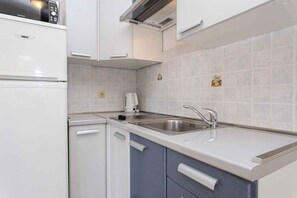 Køleskab, mikrobølgeovn, kogeplade, kaffe-/temaskine