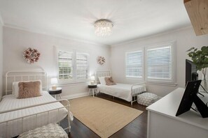 3 slaapkamers, een strijkplank/strijkijzer, wifi, beddengoed