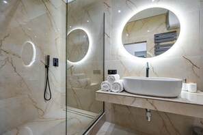 Dusche, Haartrockner, Bidet, Handtücher