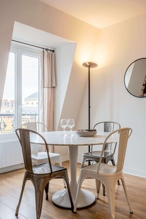 Dining - Louvre Comedy Summary (Paris)