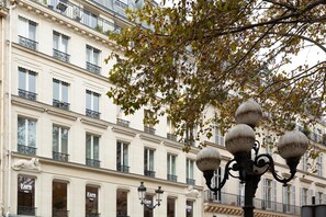 Miscellaneous - Louvre Comedy Summary (Paris)