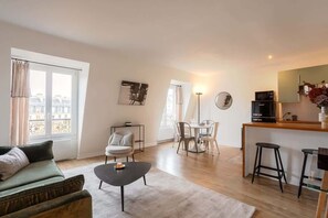 Living Room - Elegant apartment, Paris theatre district - 2 bedrooms - long stay - Louvre Comédie by Habitat Parisien (Paris)