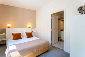 1 bedroom, iron/ironing board, WiFi, bed sheets - Habitat Parisien -1CH/1SB-Place de la Madeleine II (Paris)
