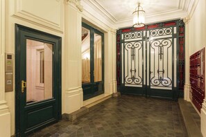 Interior - Habitat Parisien -1CH/1SB-Place de la Madeleine II (Paris)