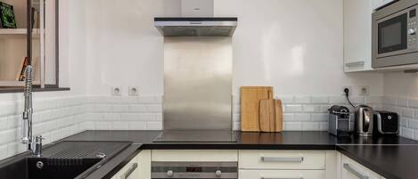 Frigorífico, microondas, lavavajillas y cafetera o tetera