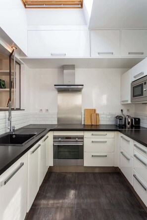 Fridge, microwave, dishwasher, coffee/tea maker