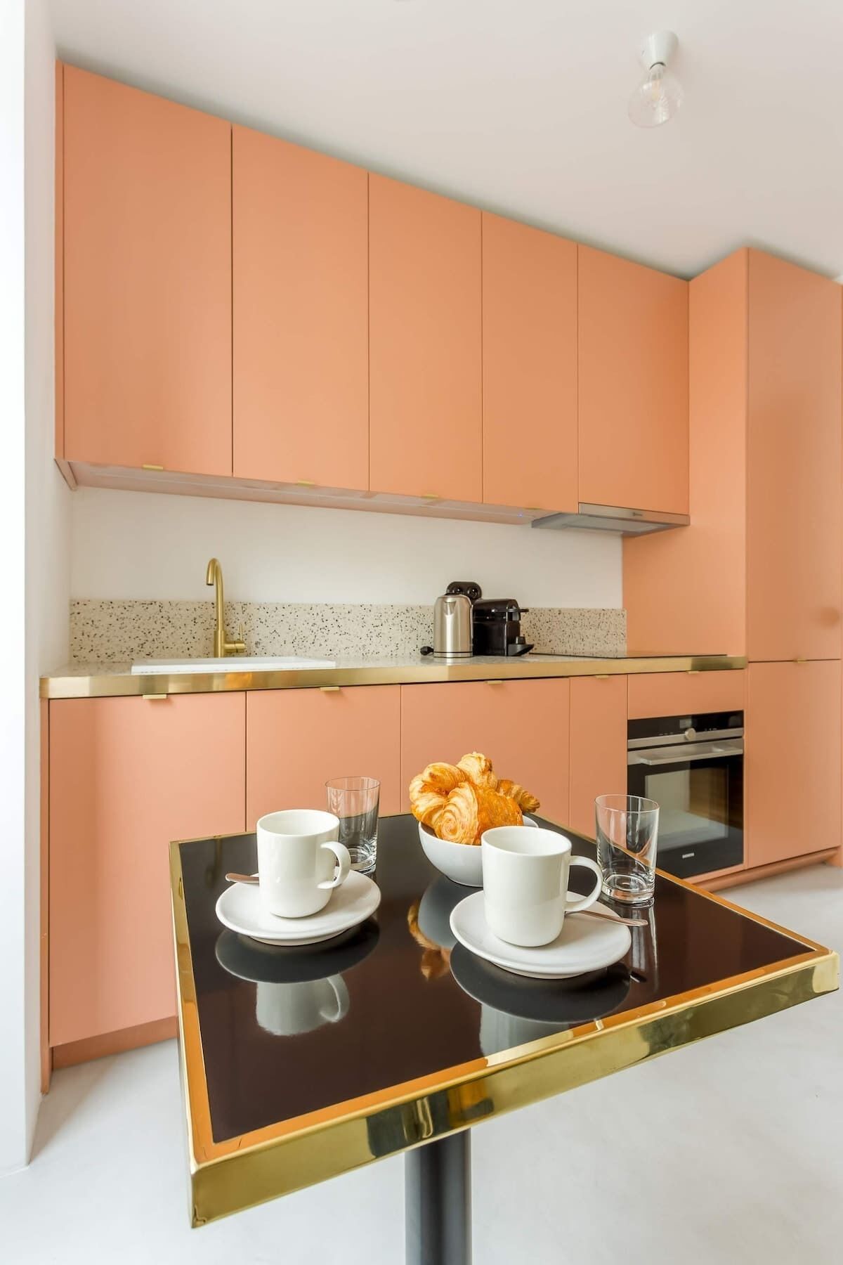 Cafetera y tetera, refrigerador, microondas y horno 