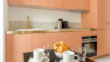 Cafetera y tetera, refrigerador, microondas y horno