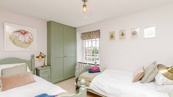 Cottage | 2 bedrooms, individually decorated, individually furnished, free WiFi