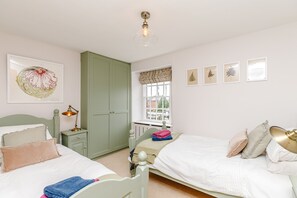 Cottage | 2 bedrooms, individually decorated, individually furnished, free WiFi - 3 Canalside Cottages (Towcester)
