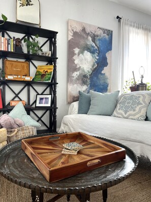 TV connectée, livres, chaîne hi-fi, espaces bureaux