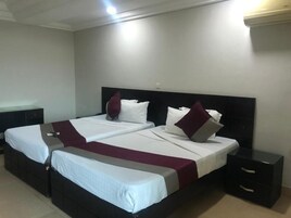 Executive-Zweibettzimmer, 2 Schlafzimmer, Nichtraucher, Stadtblick | Schreibtisch, laptopgeeigneter Arbeitsplatz, kostenloses WLAN