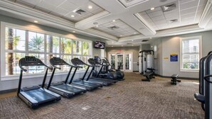 Ett gym med löpband, träningsbollar och styrketräningsmaskiner.