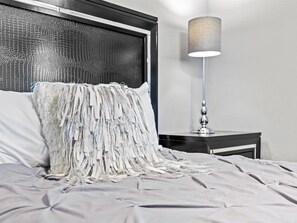 6 Schlafzimmer, Schreibtisch, Bügeleisen/Bügelbrett, Reisekinderbett