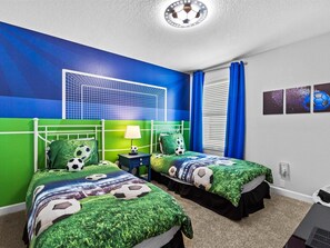 6 bedrooms, desk, iron/ironing board, travel crib