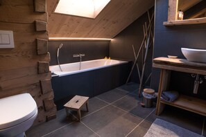 Bathtub, hair dryer, towels, soap - NEW - renovated Bitzi - with a view (Appenzell)
