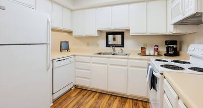 Cozy, Comfortable 2/1.5 Condo! Queen Beds, Fully Stocked Kitchen