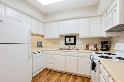 Cozy, Comfortable 2/1.5 Condo! Queen Beds, Fully Stocked Kitchen