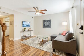 Smart TV - Cozy, Comfortable 2/1.5 Condo! Queen Beds, Fully Stocked Kitchen (Greenville)