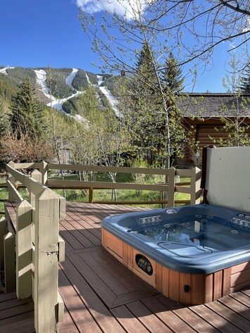 Hot tub with views - dark, starry nights are amazing