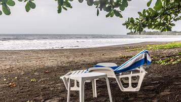 在海滩、沙滩椅